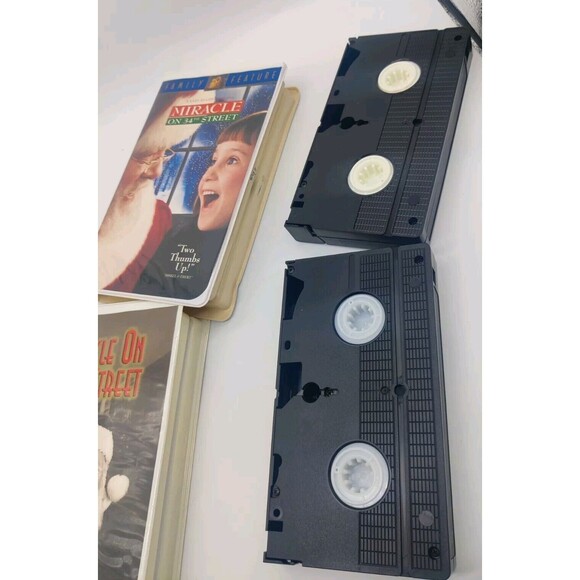 Miracle On 34th Street VHS Lot Of 2 Both Versions 1947 & 1995 Original & Remake - Picture 9 of 13